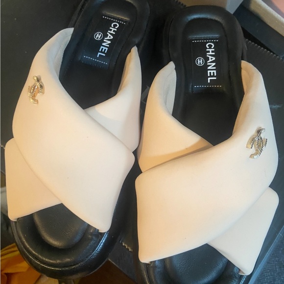 Chanel 37 slides - Picture 1 of 6